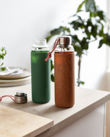 Black+Blum Glass Water Bottle - Waterfles glas - 0.6Ltr - Bruin sfeer