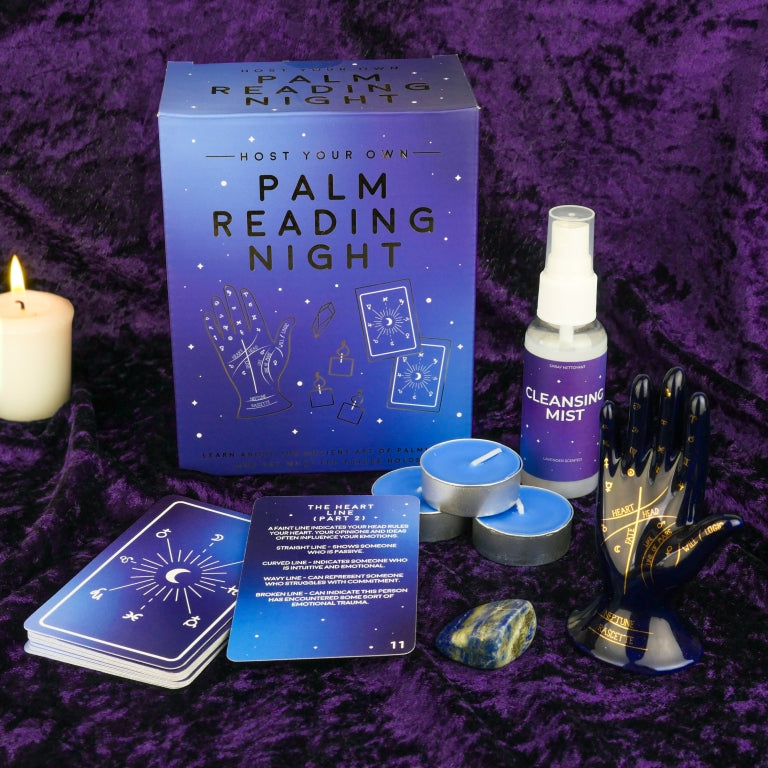 Gift Republic Palm Reading Night verpakking en inhoud op paarse fluwelen achtergrond