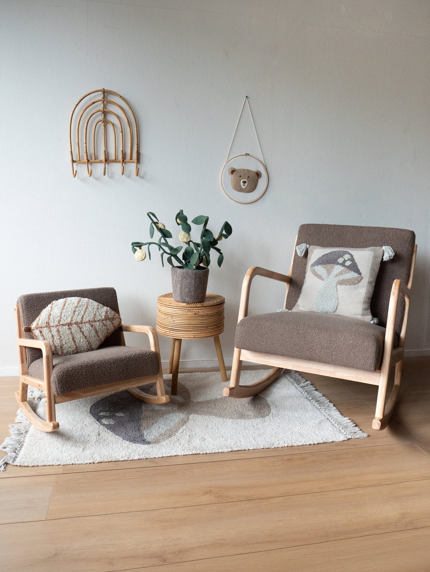 Kidsdepot schommelstoel Aiden - taupe sfeerfoto