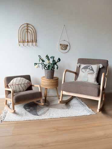 Kidsdepot schommelstoel Aiden - taupe sfeerfoto