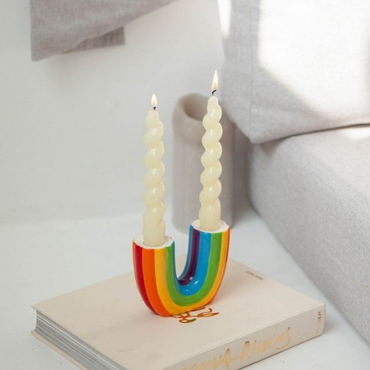 DOIY Rainbow Kandelaar op koffietafelboek bij bank