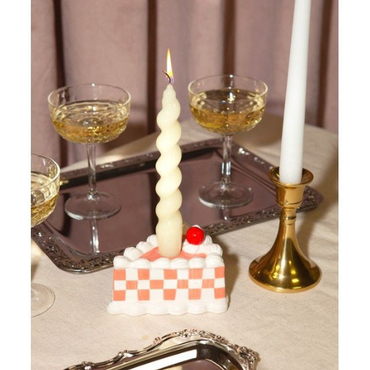 DOIY Sweetie Kandelaar - Cake sfeerbeeld op tafel met kaars