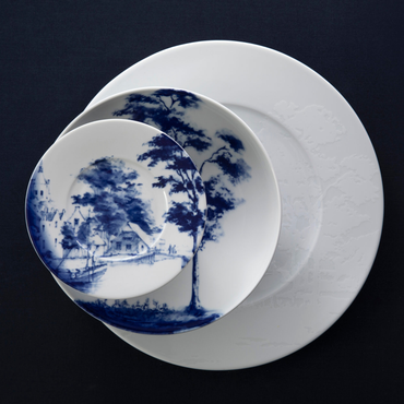 Gestapelde-Royal-Delft-Dutch-Dawn-gebaksbordjes-op-gedekte-tafel