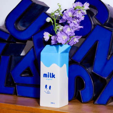 Keramische melkpak vaas met bloemen – Fluid Market
