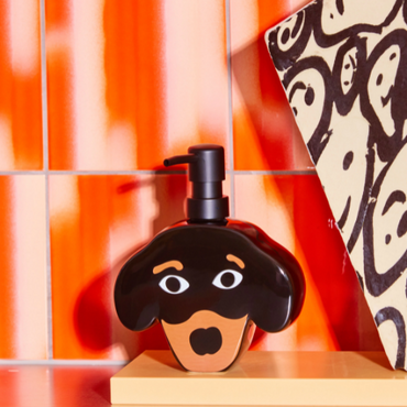 Design zeepdispenser hond in moderne badkamer