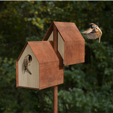 Frederik Roije Noaste Noaber vogelhuis staand met vogels