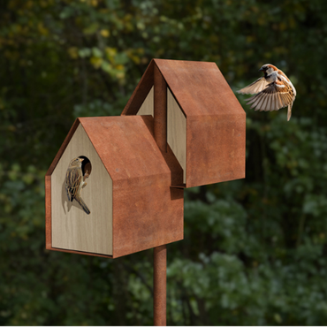 Frederik Roije Noaste Noaber vogelhuis staand met vogels