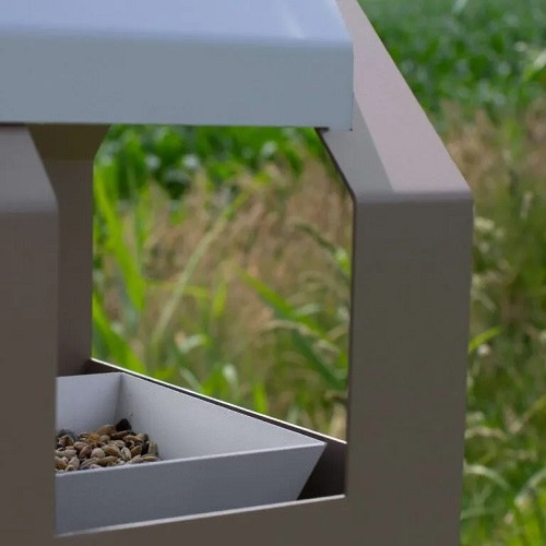 Hey! Der Barn sandfarbene, metallene, wandmontierte Vogelfutterspender