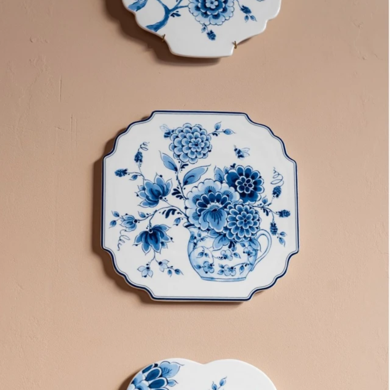 Modern Delfts blauw wandobject aan een lichte roze muur, uit de Cabinet des Fleurs collectie