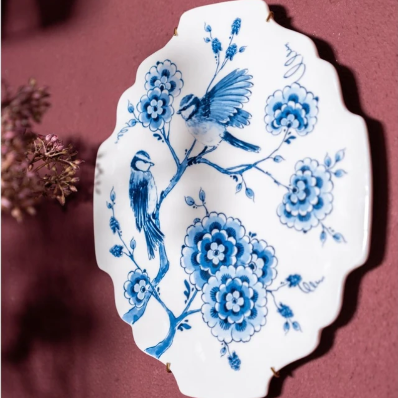 Delfts blauw wandobject met vogels op donkerroze wand uit de Cabinet des Fleurs collectie
