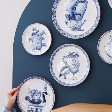 Delfts blauw wandbord met opgestapelde zebra's en varken van Redmer Hoekstra