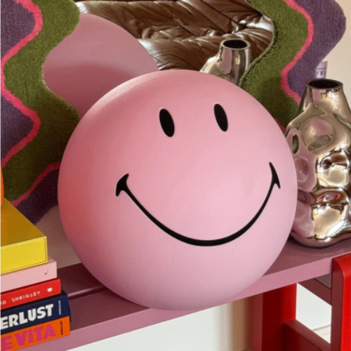 Mr Maria Smiley lamp XL roze in sfeersituatie