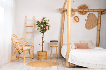 Künstlicher Weihnachtsbaum von NeverLeafs mit Rosen – 140 cm