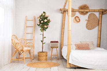 Künstlicher Weihnachtsbaum von NeverLeafs mit Rosen – 160 cm