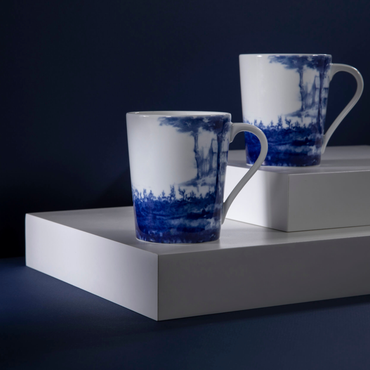 Sfeerbeeld-Royal-Delft-Dutch-Dawn-mok-op-tafel-met-landschap