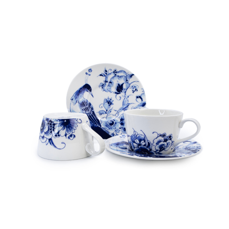 Royal Delft Peacock Symphony kop en schotel als set afgebeeld