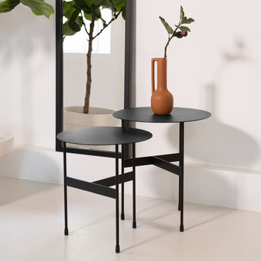 Spinder design bijzettafel MIRA HOOG zwart sfeerbeeld met vaas