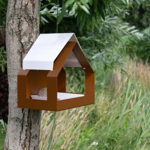 Heeej! vogelvoederhuis The Barn bruin metaal wandmontage in tuin