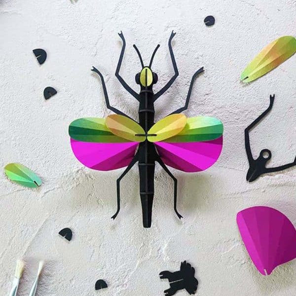 Assembli 3D-puzzel paper Wandelende tak met losse onderdelen in sfeerbeeld op tafel