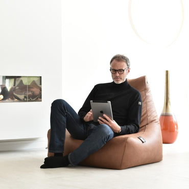 Extreme Lounging zitzak b-bag mighty-b - Luxury - Kastanje met lezende man
