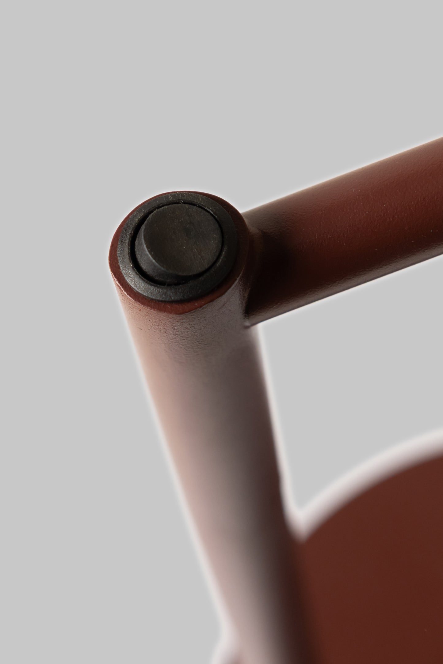 Es handelt sich um die Tischlampe RoMi Bilbao. Burgunderrot