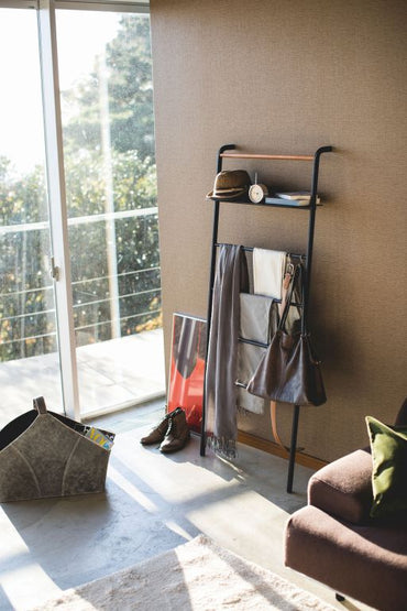 Yamazaki Ladder Hanger Wide with Rack - Tower - Black sfeer