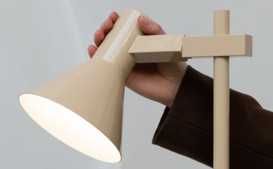 Stavanger lamp met hand welke hem afsteld