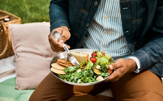 Blog buitenleven met rvs bord van Black Blum tijdens een lekkere picknick