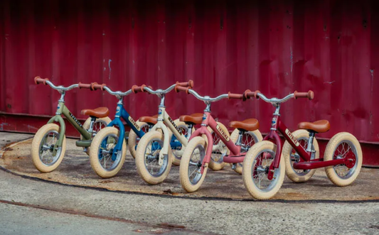 Trybike steel loopfietsen op een rij in diverse kleuren