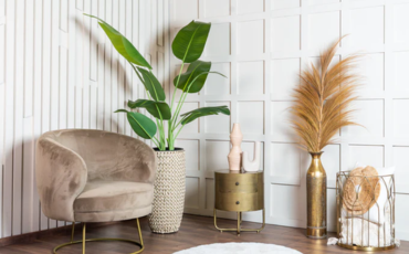 NeverLeafs Strelitzia kunstplant in witte pot, in huiselijk stijlvol interieur. 