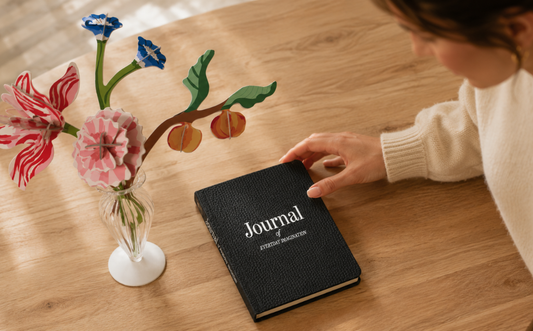 Studio Roof papieren boeket en Printworks Journal als origineel cadeau voor vrouw Studio Roof papieren boeket en Printworks Journal als origineel cadeau voor vrouw op houten tafelop houten tafel