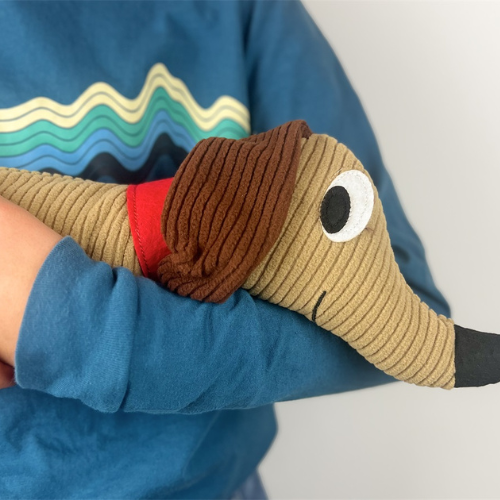 Bitten Huggable Streched Teckel warmtekussen sfeer