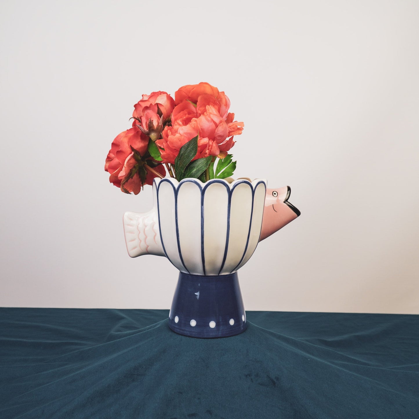 Housevitamin - Bloemvaas Zwemmende Vis- Dolomiet - Blauw/ Wit/Roze - 21x13.5x18cm