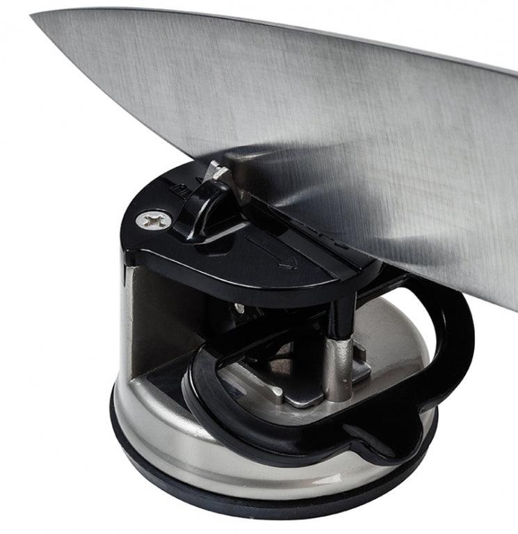 AnySharp Messenslijper Pro - Metaal detailfoto met mes op slijper