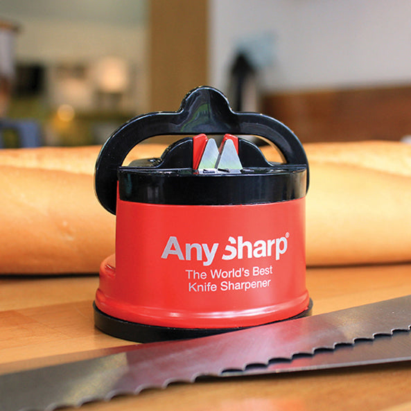 AnySharp Messenslijper Pro Metal - Metallic rood met messen op de voorgrond 
