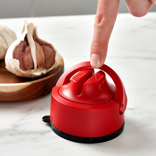 AnySharp Evo Messenslijper - Rood met hand welke de AnySharp vast zet op het aanrecht