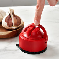 AnySharp Evo Messenslijper - Rood met hand welke de AnySharp vast zet op het aanrecht
