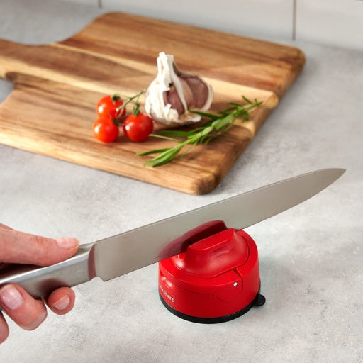 AnySharp Evo Messenslijper - Rood in gebruik met mes in anysharp slijper 