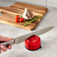 AnySharp Evo Messenslijper - Rood in gebruik met mes in anysharp slijper 