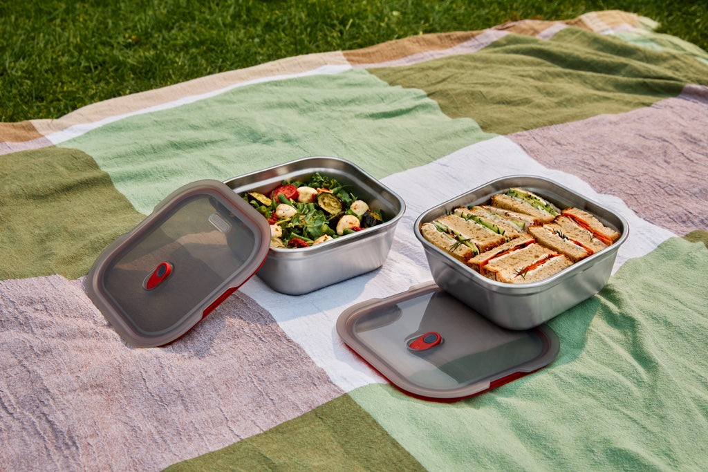 Black+Blum quadratische Lebensmittelbox aus Stahl – Meal Prep – 195 x 189 x 77 mm – Grau/Rot