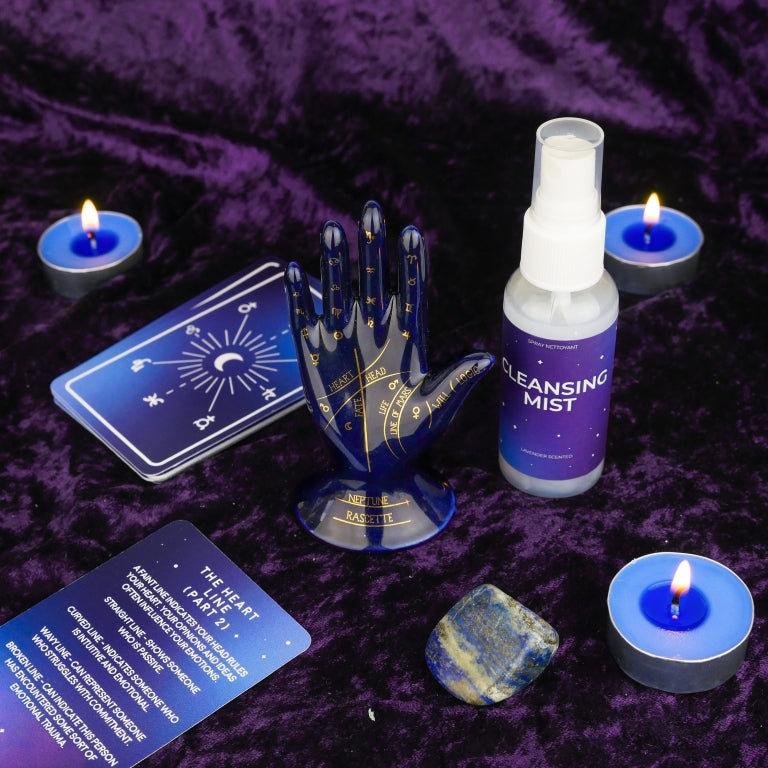 Gift Republic Palm Reading Night in sfeerbeeld met paars fluwelen tafelkleed