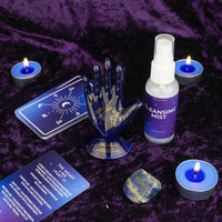 Gift Republic Palm Reading Night in sfeerbeeld met paars fluwelen tafelkleed
