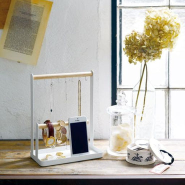 Yamazaki Tosca Sieradenrekje 2 staanders - Wit met sieraden op tafel