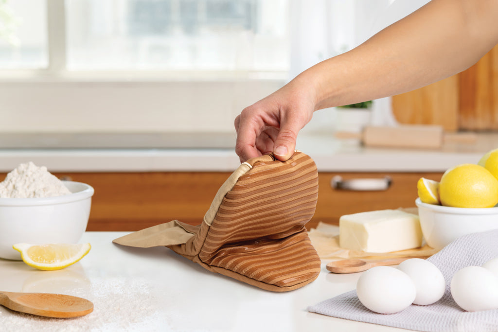 Ototo Kitchen Apron and Oven Mitts Aproo