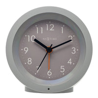 NeXtime Circle tafelwekker grijs Ø10,5 cm op nachtkastje