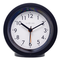 NeXtime Circle tafelwekker zwart Ø10,5 cm op nachtkastje
