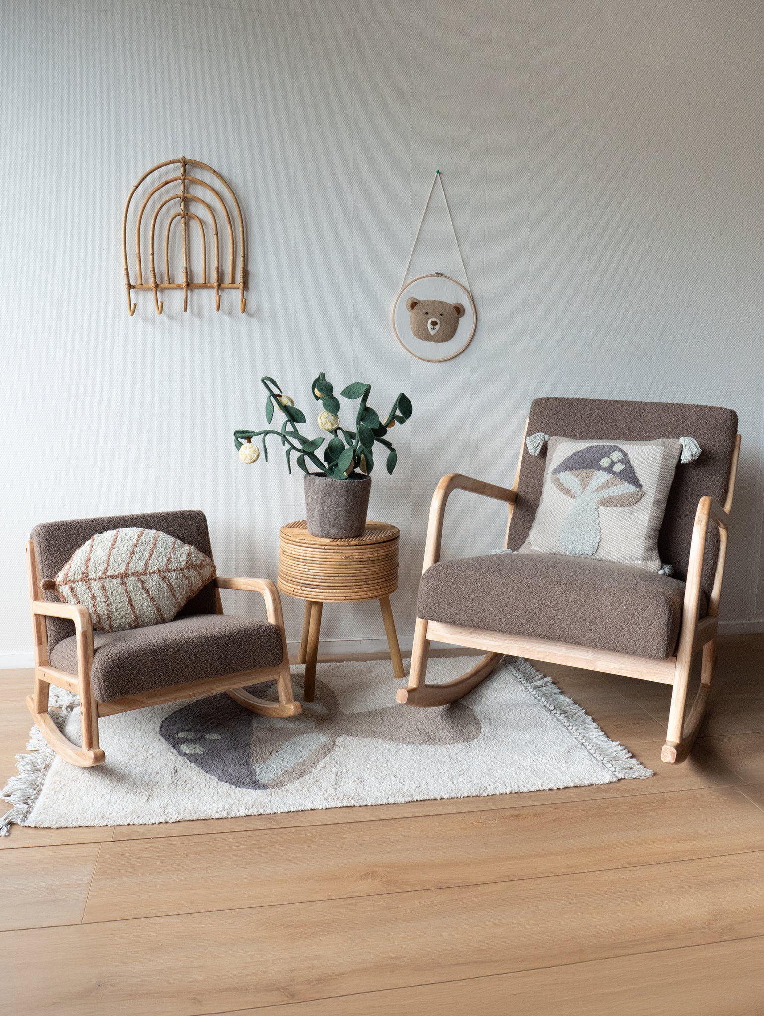 Kidsdepot schommelstoel Aiden - taupe sfeerfoto
