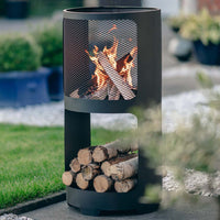 Redfire Buffalo Vuurkorf Zwart in tuin met hout en brandend