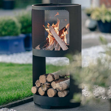 Redfire Buffalo Vuurkorf Zwart in tuin met hout en brandend
