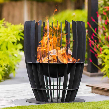 RedFire Baylor Vuurkorf Zwart brandend in de zon in een tuin